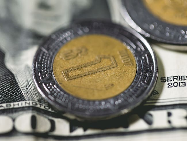 Peso mexicano se deprecia tras anuncio de aranceles de Donald Trump; dólar alcanza los 21 pesos