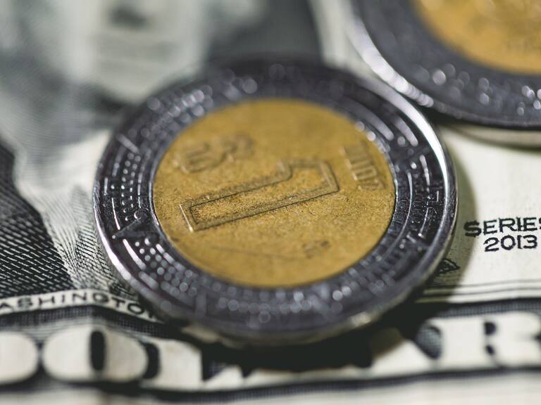 El peso mexicano se depreció tras la imposición de nuevos aranceles a México por parte de Estados Unidos.