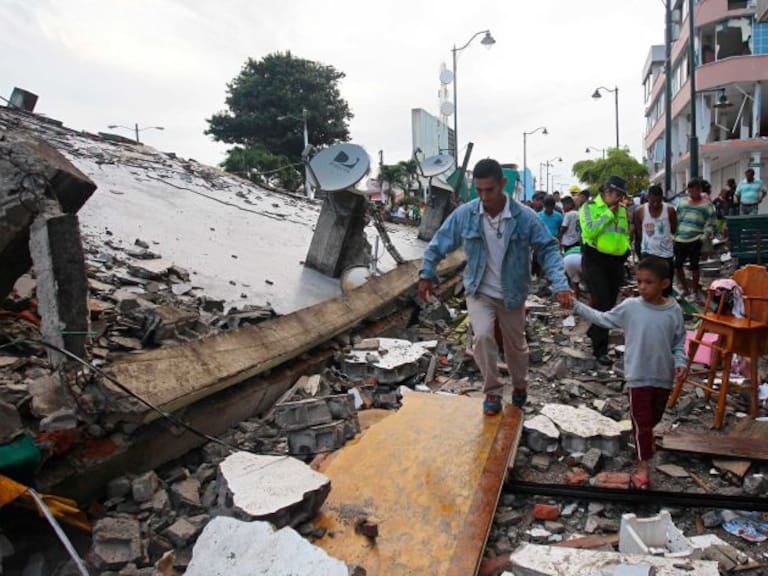 Terremoto en Ecuador deja más de 270 muertos y 2 mil heridos