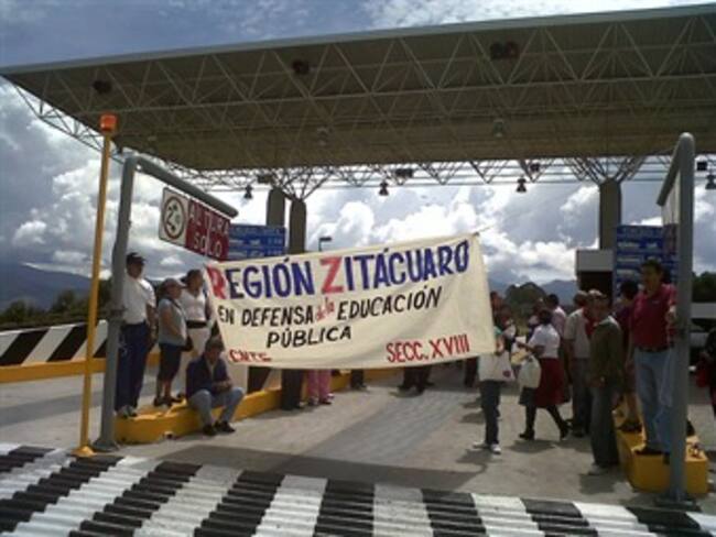 Bloquean maestros casetas en Michoacán y cobran quincena