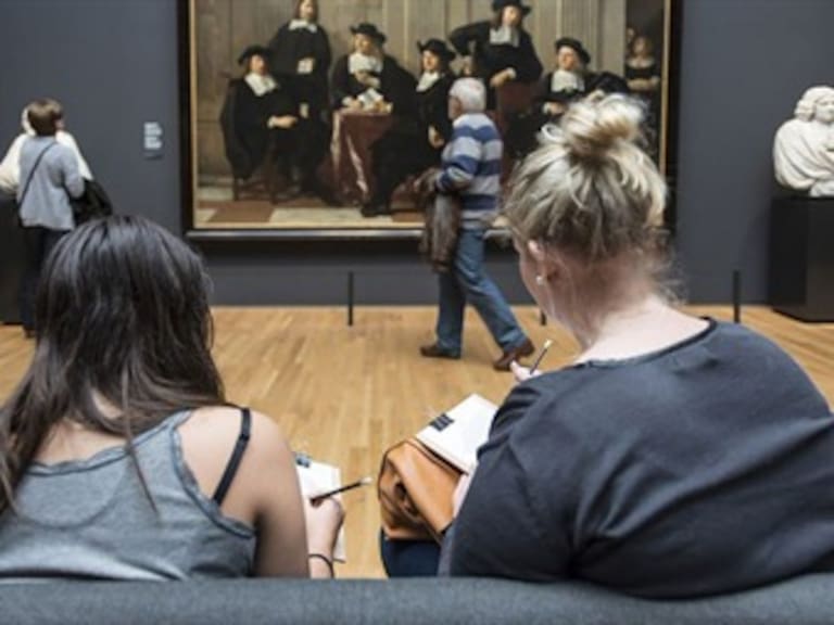 Un museo “prohibió” las cámaras y ahora pide a los visitantes que mejor dibujen las obras
