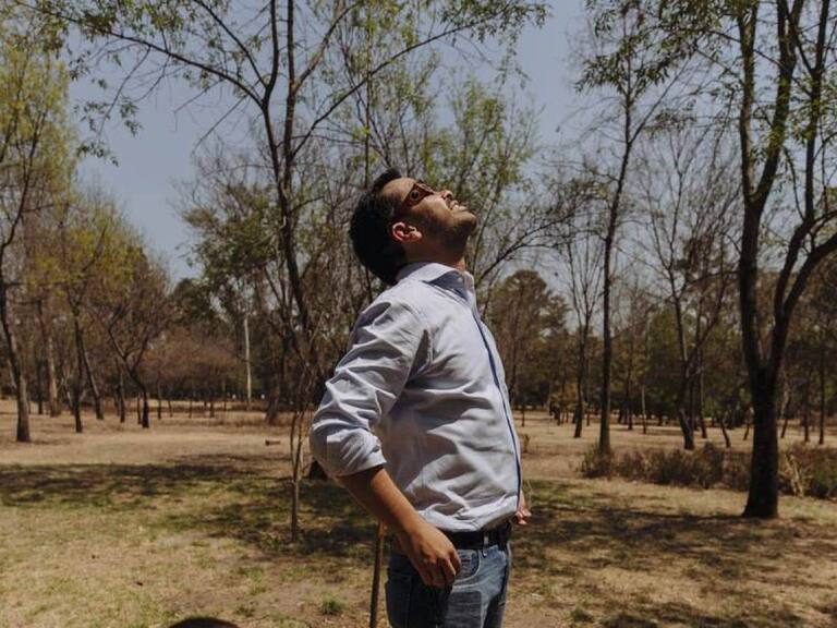 CIUDAD DE MÉXICO, 08ABRIL2024.- Jorge Álvarez Máynez, candidato a l Presidencia de la República por Movimiento Ciudadano, observo el eclipse en el Bosque de Chapultepec acompañado de hijo Luciano y Sarah, su esposa. FOTO: PRENSA JORGE ÁLVAREZ MÁYNEZ/CUARTOSCURO.COM