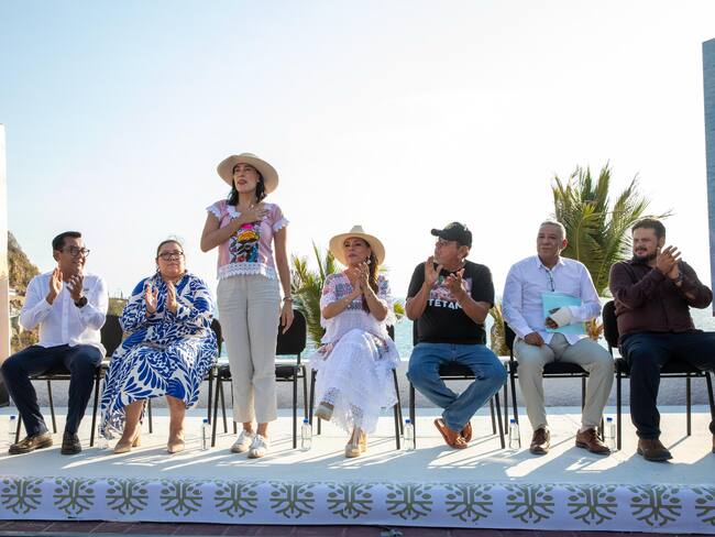 Josefina Rodríguez entrega el Récord Guinness a clavadistas de La Quebrada, por el clavado de cabeza más alto del mundo