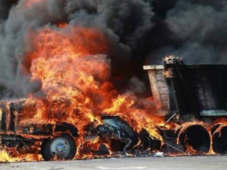 Provoca caos vial incendio de un tráiler en la autopista México-Querétaro