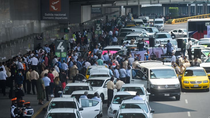 ¡Toma precauciones! Taxistas anuncian bloqueos en accesos al AICM para este miércoles 11 de marzo