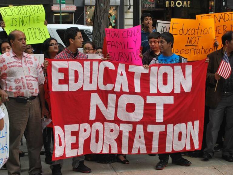 Universidades privadas otorgarán becas para estudiantes deportados