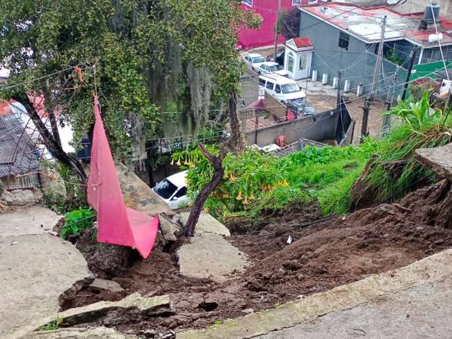 Temor por desgajamiento de cerro en Tlalmanalco, Edomex