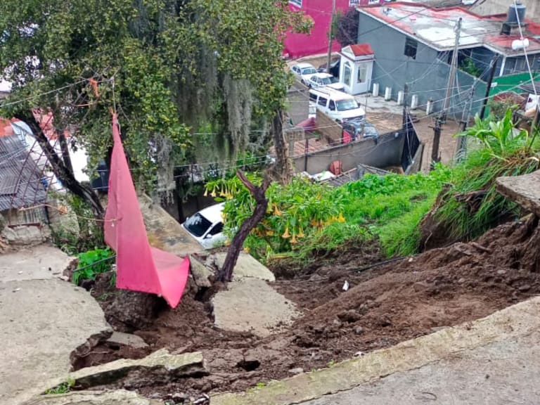 Temor por desgajamiento de cerro en Tlalmanalco, Edomex