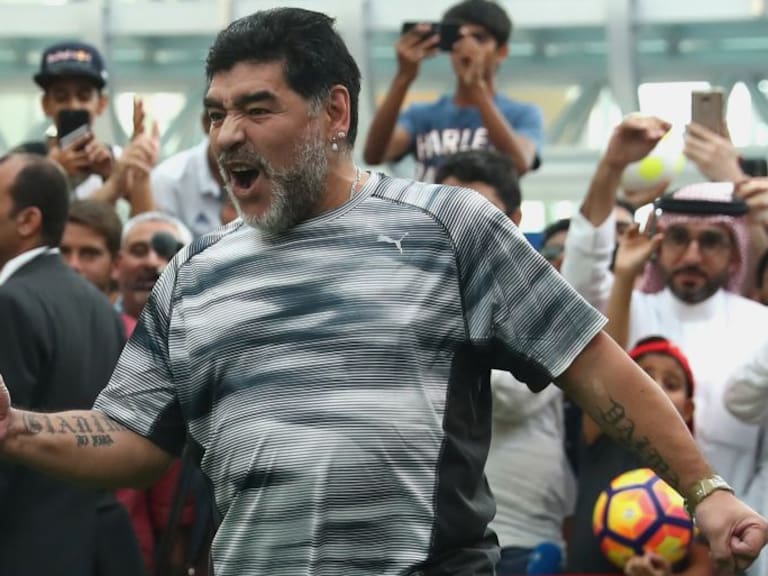 Maradona le manda saludos a Christian Martinoli