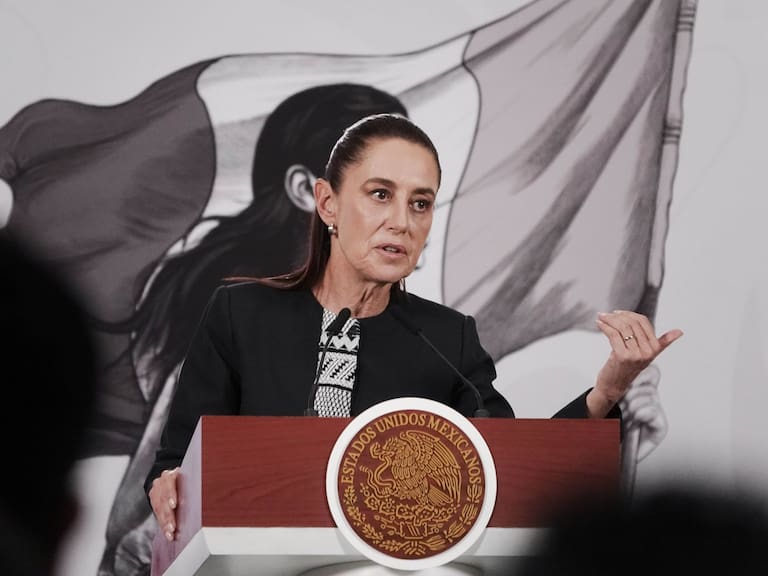 La presidenta planteó abrir un debate nacional sobre el uso de redes sociales entre menores, señalando que pasar muchas horas en plataformas digitales puede generar ansiedad en niñas y niños.FOTO: CAMILA AYALA BENABIB / CUARTOSCURO.COM