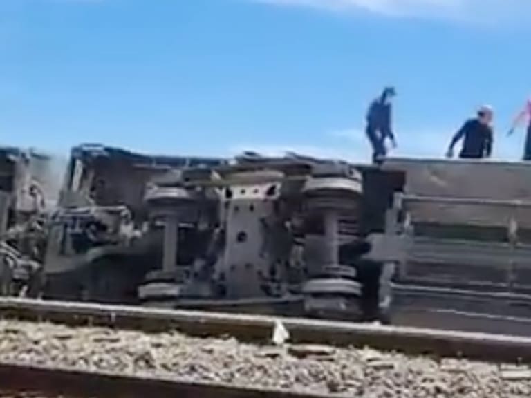 El tren se descarriló al impactar contra un camión volquete en un cruce que no contaba con señalamientos de advertencia.
