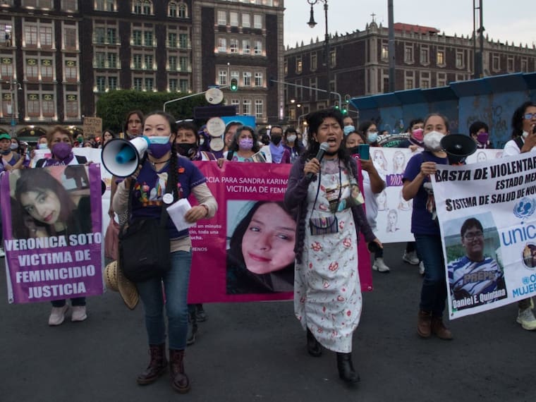 Marchan contra violencia de género en la Ciudad de México