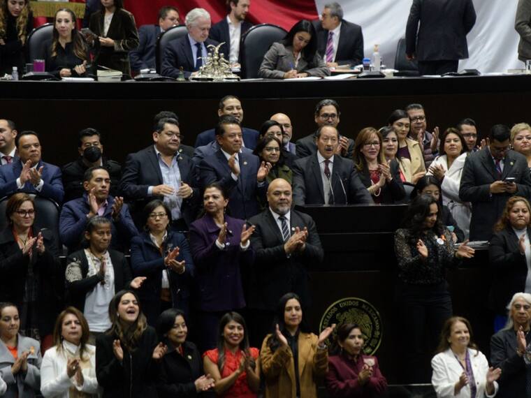 De madrugada, Morena y aliados aprobaron el plan B electoral de AMLO.