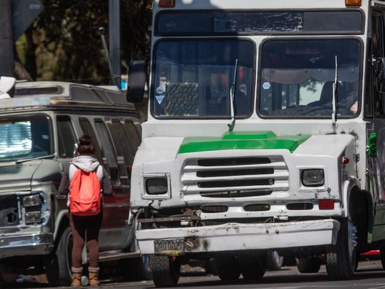 El microbusero perdió el control y cayó al agua con todo y pasajeros.