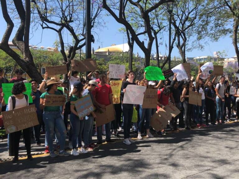 Jóvenes protestan a las afueras del Congreso