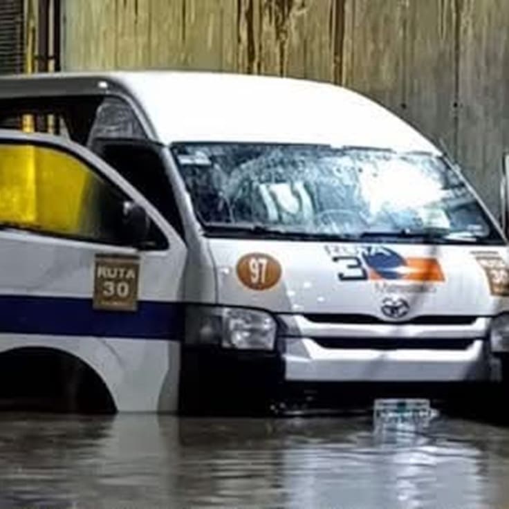 Mueren seis pasajeros en una camioneta de transporte público en Tultitlán, Estado de México
