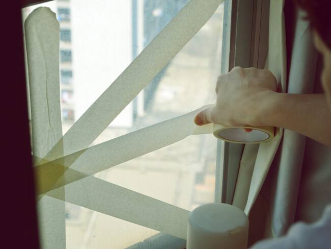 ¿Por qué no deberías poner cinta adhesiva en tus ventanas ante un huracán? Esta es la forma correcta de protegerlas