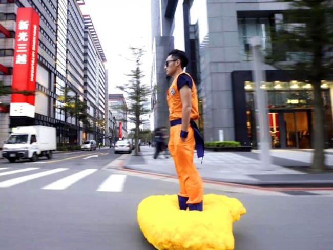Goku pasea sobre su “nube voladora” por las calles de Taipei