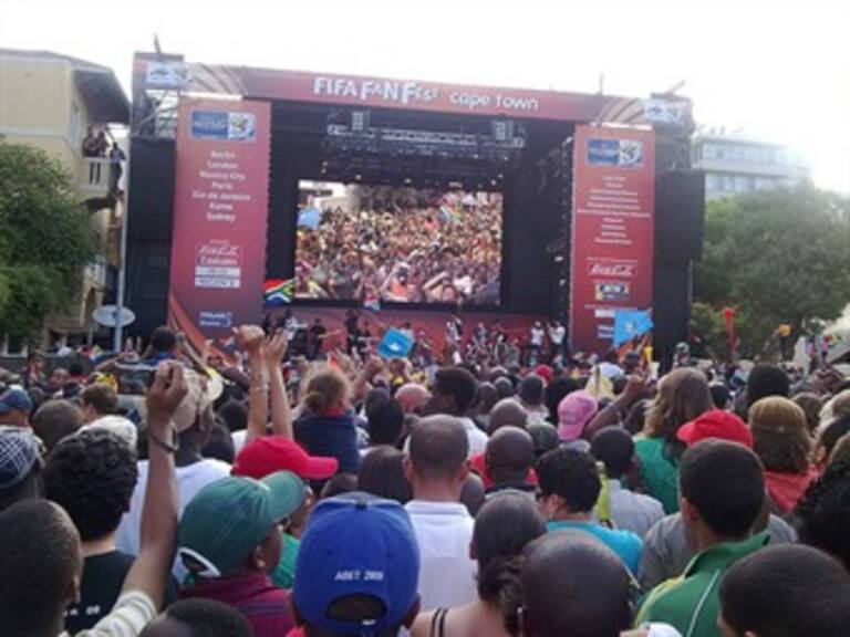 SME y aficionados al fútbol celebran empate de México
