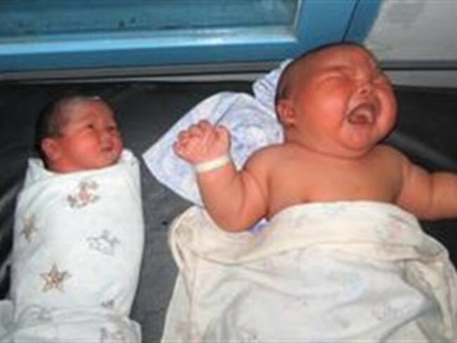 Atrae a curiosos bebé gigante en Indonesia