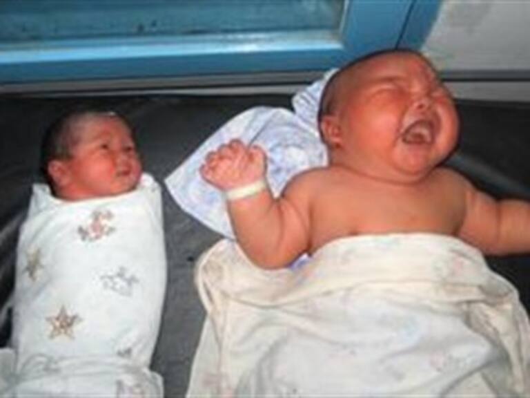 Atrae a curiosos bebé gigante en Indonesia