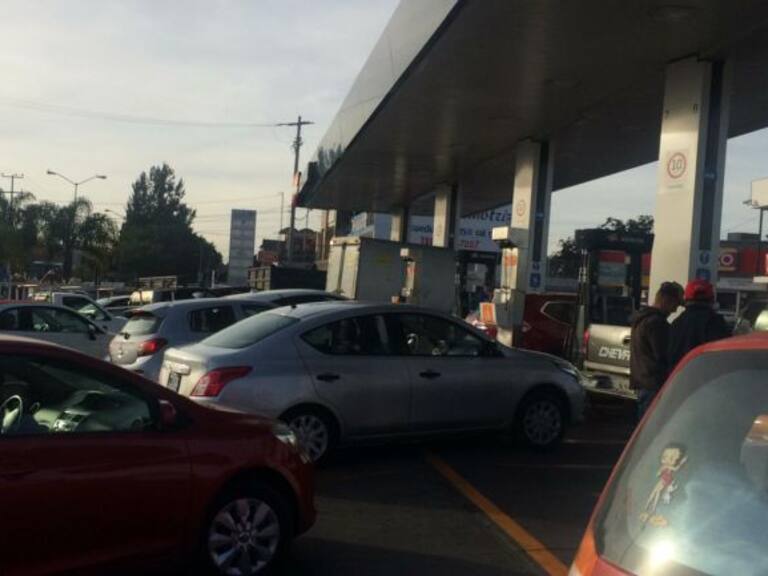 Automovilistas continúan en búsqueda de gasolina