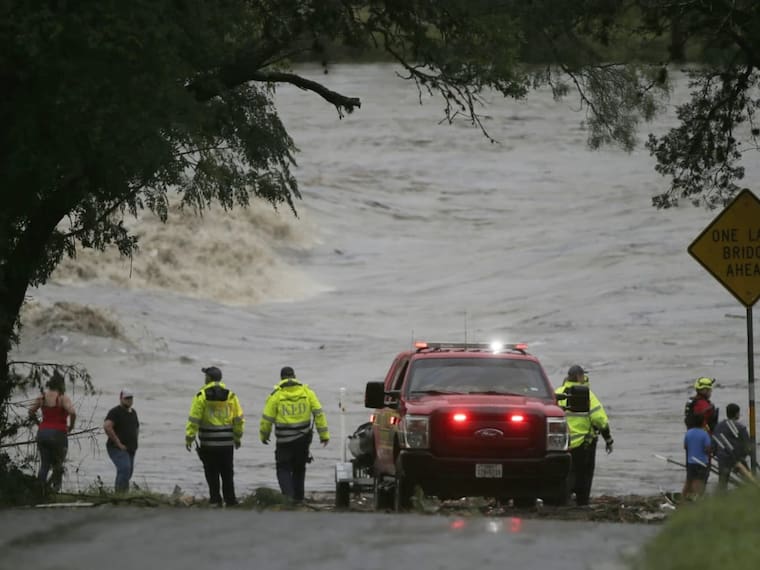 Aumenta a 32 las muertes por inundaciones en Texas; Abbott firma declaratoria de emergencia