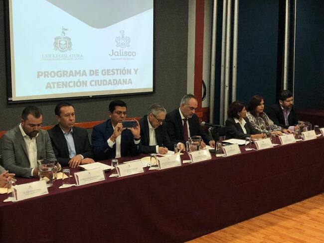 Ejecutivo y Legislativo de Jalisco realizan convenio de atención ciudadana