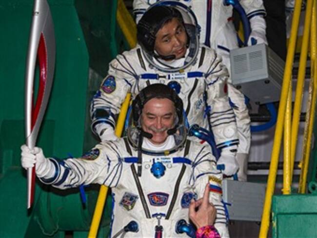 Tripulantes de la Agencia Espacial rusa aterrizan con antorcha olímpica
