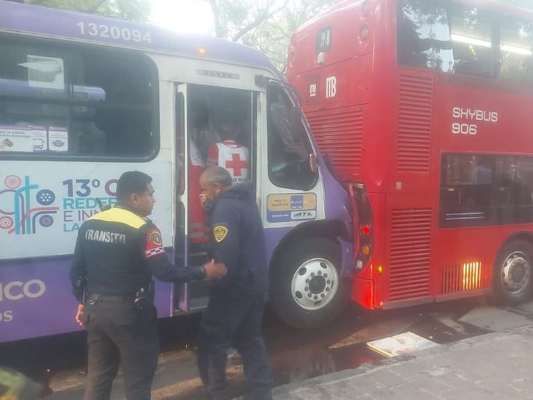 Choque de Metrobús y autobús en Reforma deja al menos 80 lesionados