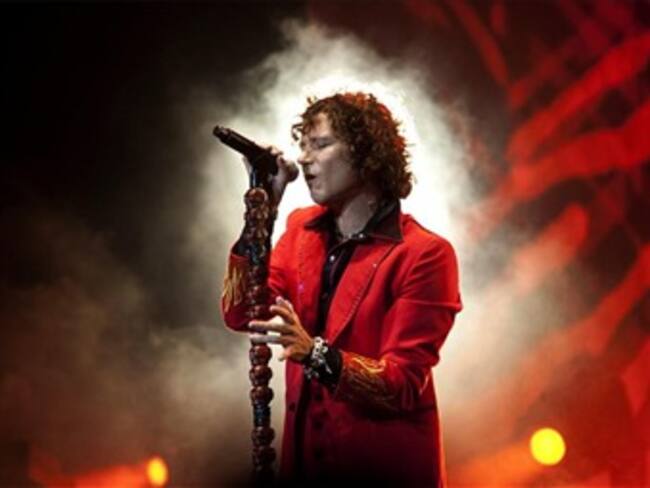 Cumple Enrique Bunbury a sus fans en la presentación de 'Palosanto'