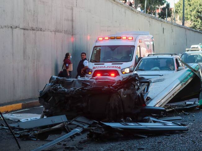 Autobús turístico quedó atascado en bajo puente de Viaducto