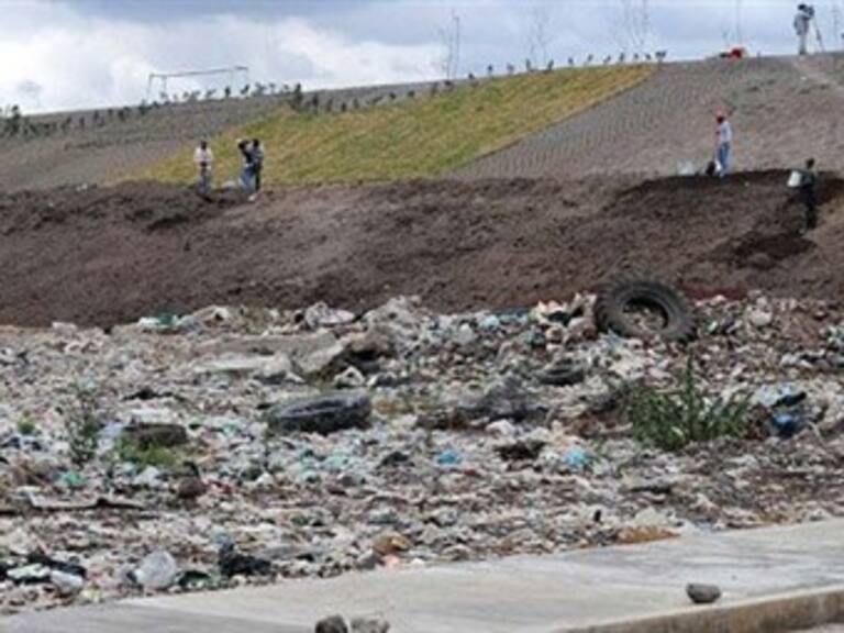 Se manifiiestan recolectores de basura en Neza