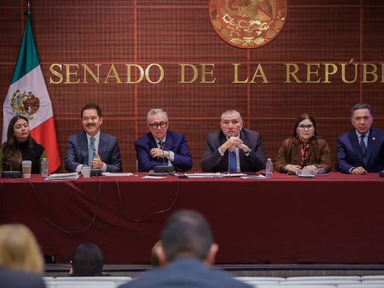 El gobernador de Sinaloa, Rubén Rocha Moya, sostuvo una reunión privada con la bancada morenista en el Senado, a quienes pidió su respaldo para continuar en su gestión