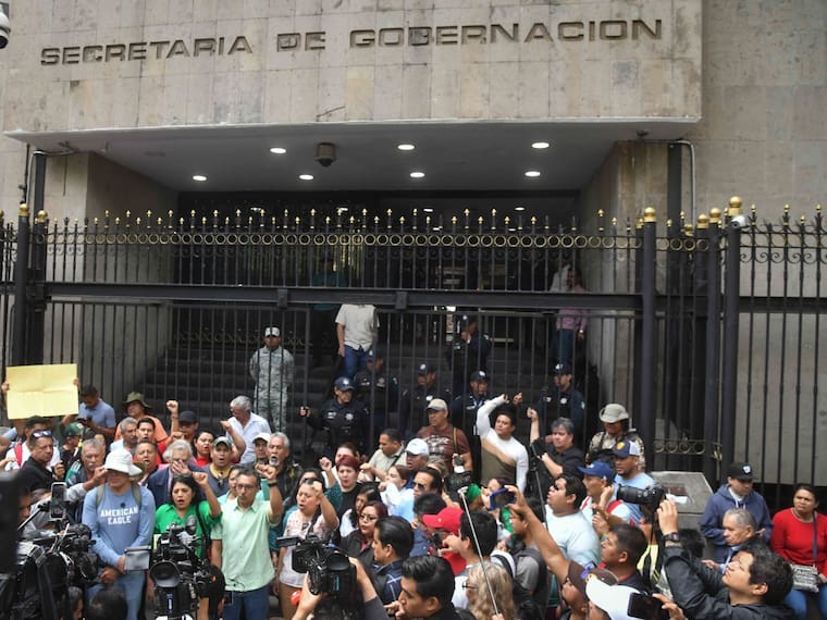 Manifestantes de la CNTE se encuentran con los cuerpos policiacos en su paso al Estadio Azteca