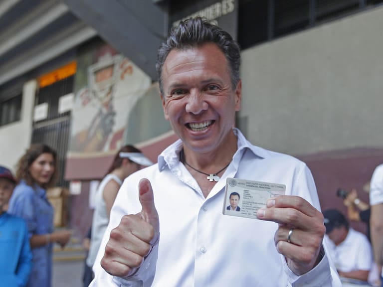 ZAPOPAN, JALISCO. 02JUNIO2024.- Pablo Lemus, candidato a la gubernatura del estado por el partido Movimiento Ciudadano (MC), acudió a la casilla ubicada en el Estadio Tres de Marzo para emitir su voto, esto durante la jornada electoral que se lleva a cabo en el país para elegir Presidente, Senadores, Diputados, Diputados Locales, Gobernadores y Alcaldes.
FOTO FERNANDO CARRANZA GARCIA / CUARTOSCURO.COM