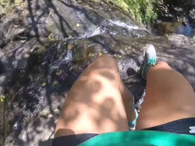 Mujer graba su caída de una cascada desde una altura de 15 metros