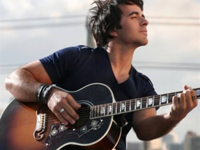 Anuncia Luis Fonsi que será papá