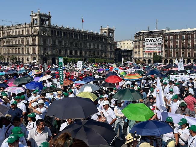 Día del Trabajo: miles de trabajadores y extrabajadores sindicalizados llenan el Zócalo capitalino con protestas y demandas