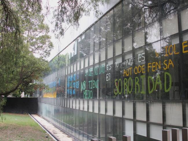Entregan paristas encapuchadas Facultad de Economía