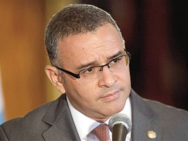 Ordena tribunal de El Salvador capturar a ex presidente Flores