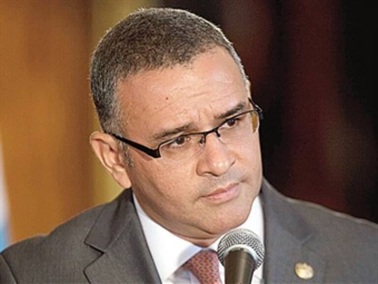 Ordena tribunal de El Salvador capturar a ex presidente Flores