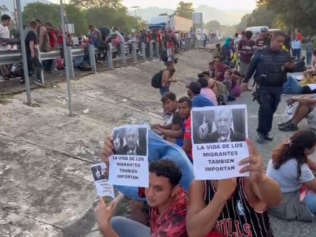 Migrantes bloquean Sureste de México, exigen documentos de libre tránsito