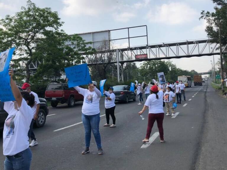 Protestan por desaparecidos en carretera a Chapala