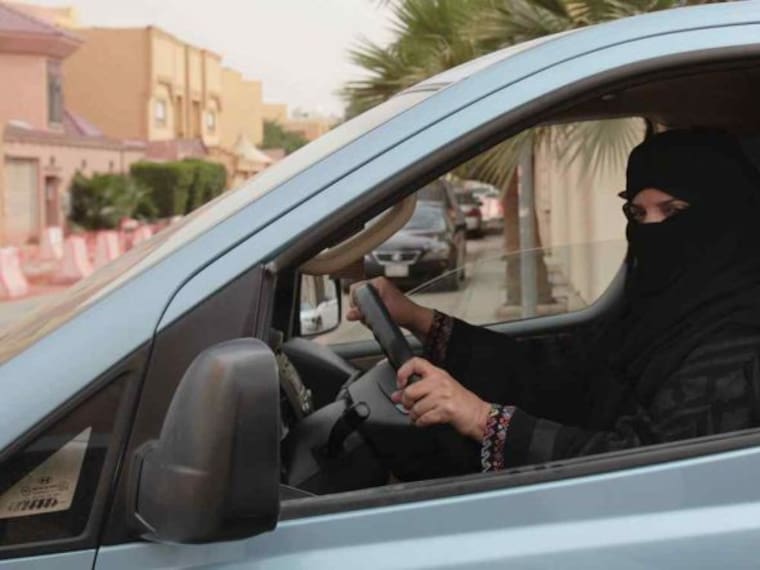 Mujeres en Arabia Saudita ya podrán conducir