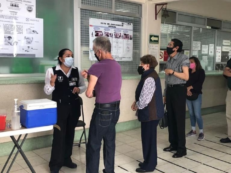 Asisten ciudadanos CDMX a primer día de vacunación contra la influenza
