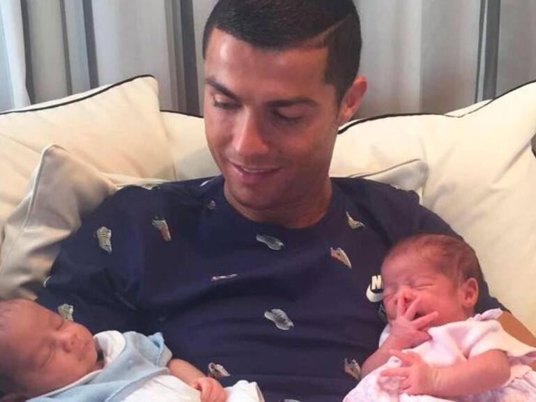 Cristiano Ronaldo presenta a sus dos hijos recién nacidos