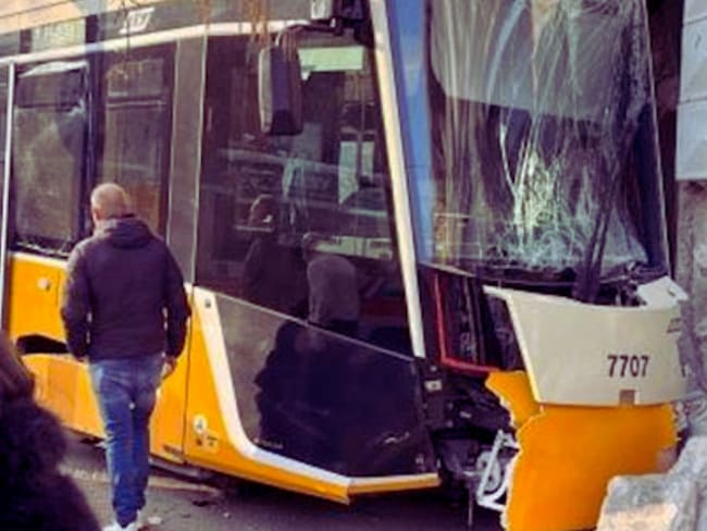 Descarrilamiento de tranvía en Milán: Mueren 2 y 40 resultan heridos tras choque de convoy contra edificio