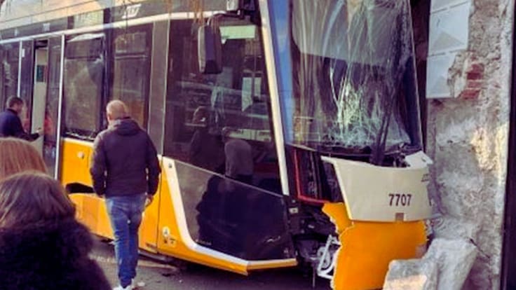 Descarrilamiento de tranvía en Milán: Mueren 2 y 40 resultan heridos tras choque de convoy contra edificio