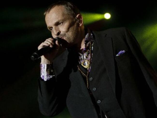Fascina Miguel Bosé a unas 100 mil personas en el Zócalo